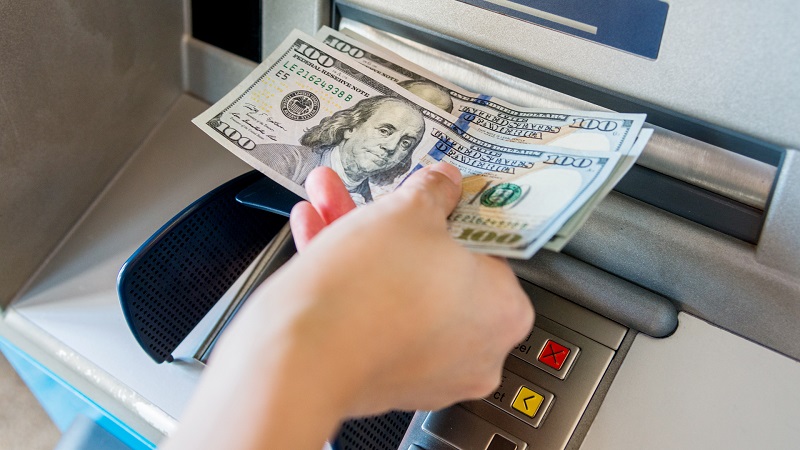 можно ли снять доллары в банкомате Сбербанка